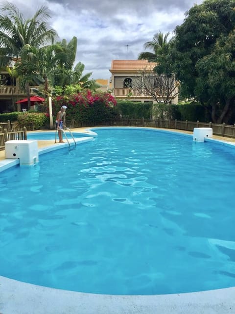 4 bedrooms house at Flic en Flac 100 m away from the beach with shared pool furnished garden and wifi Casa in Flic en Flac