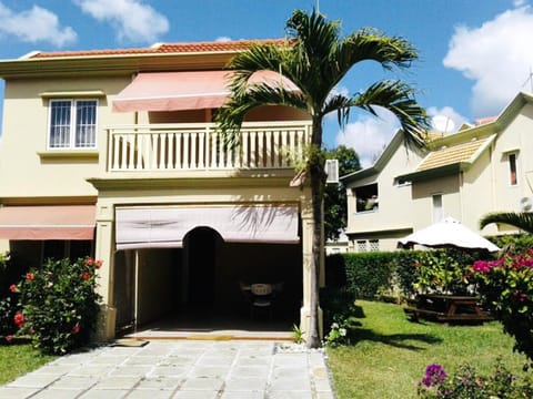 4 bedrooms house at Flic en Flac 100 m away from the beach with shared pool furnished garden and wifi Casa in Flic en Flac