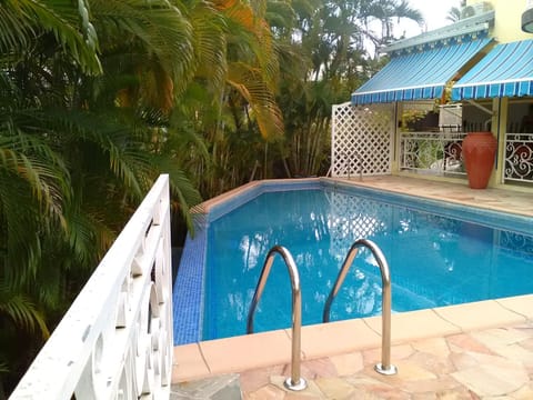 Bungalow d'une chambre avec piscine partagee jardin clos et wifi a Le Gosier House in Le Gosier