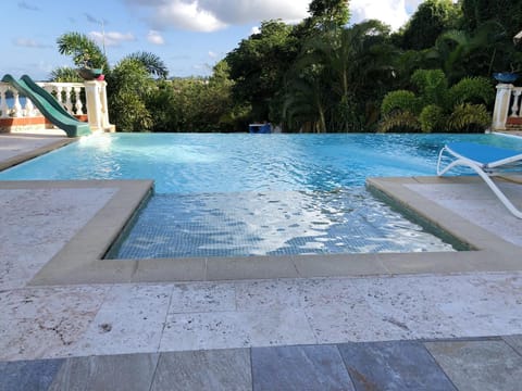 Maison de 2 chambres avec vue sur la mer piscine partagee et jardin clos a La Trinite a 2 km de la plage Casa in La Trinité