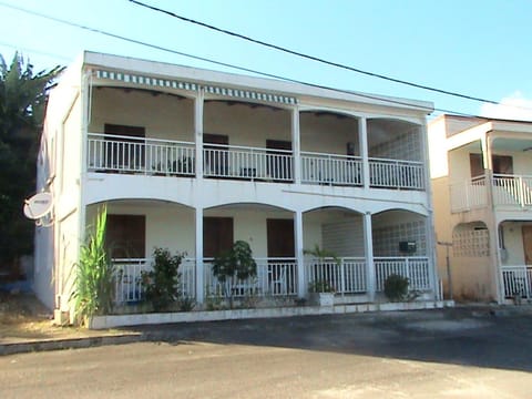 Maison de 2 chambres avec vue sur la mer terrasse amenagee et wifi a Petit Bourg a 3 km de la plage Maison in Petit-Bourg