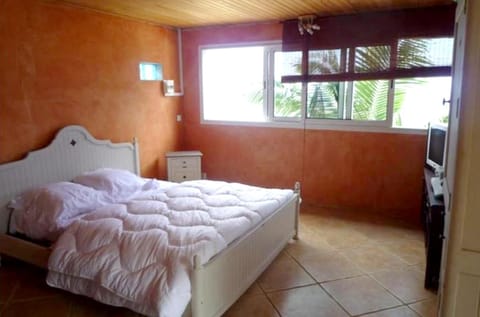 Bungalow d'une chambre avec vue sur la mer jardin clos et wifi a Saint Leu a 2 km de la plage Maison in Saint-Leu