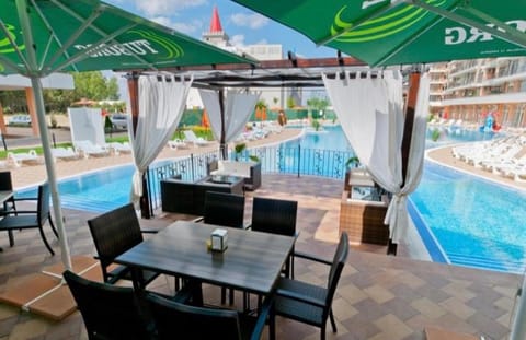 Patio, Restaurant/places to eat, Day, Lounge or bar, Pool view, Swimming pool, sunbed