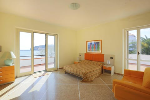 Photo of the whole room, Sea view