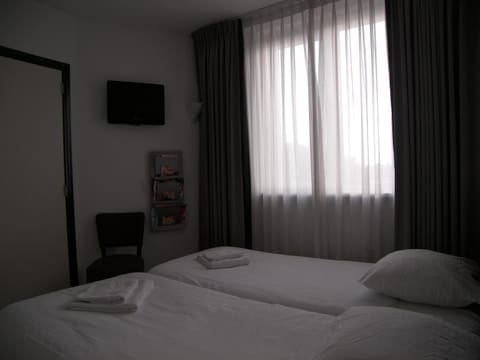 Bed, TV and multimedia, Seating area, Bedroom