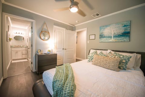 Walk to the Silos! 3 Bed 1960's Bungalow near Baylor House in Waco