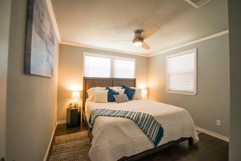 Walk to the Silos! 3 Bed 1960's Bungalow near Baylor House in Waco