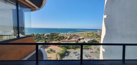 Accommodation Front - Tastefully Furnished 6 Sleeper with Ocean Views Condominio in Durban