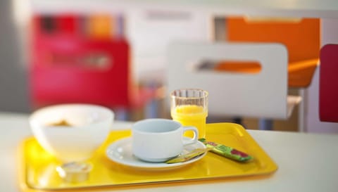 Coffee/tea facilities, Food and drinks, Food