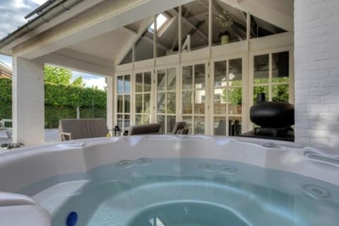Gardenhouse with private jacuzzi and sauna Chalet in Oosterhout