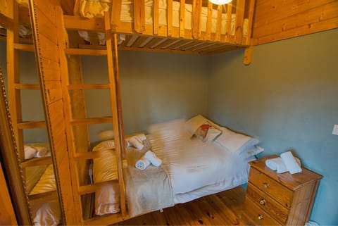 Bed, Photo of the whole room, Bedroom, bunk bed, towels