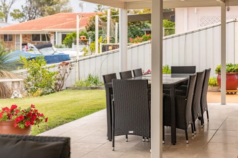 Waterfront Haven with your own private jetty Casa in Forster