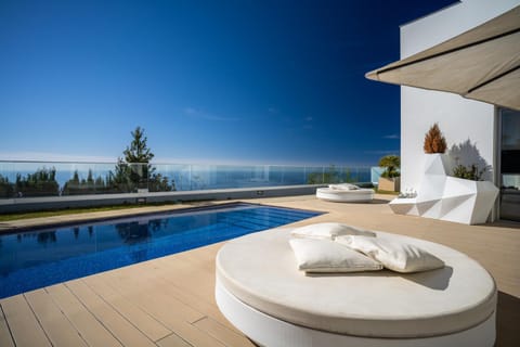 Luxury villa Carlota with private pool by HR Madeira Chalet in Caniço