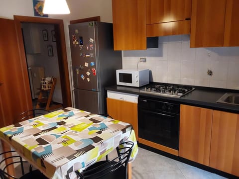 Kitchen or kitchenette, Dining area, dishwasher, oven, pet friendly