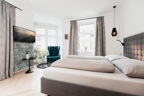 Bed, TV and multimedia, Seating area, Bedroom