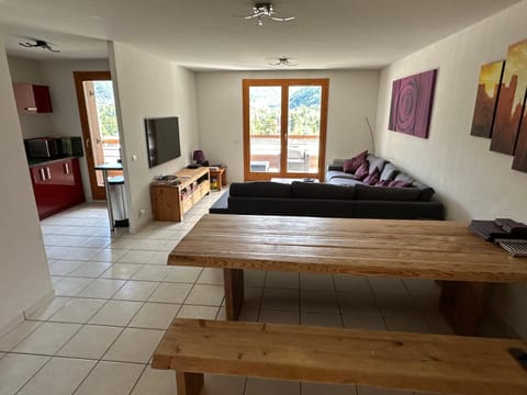 TV and multimedia, Living room, Seating area, Dining area