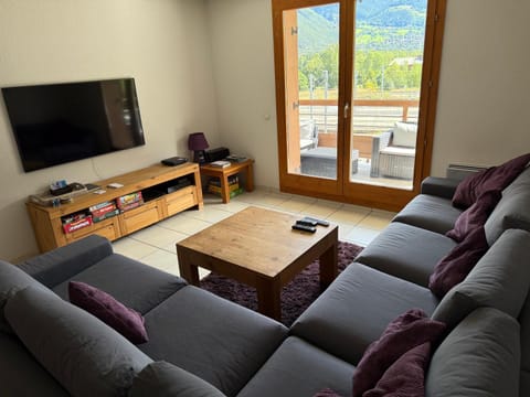 TV and multimedia, Living room, Seating area, Evening entertainment