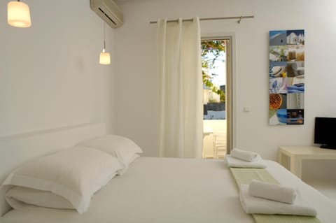 Kapetan Tasos Suites Apartment hotel in Pollonia
