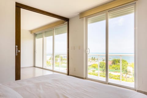 Photo of the whole room, Sea view