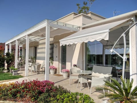 Property building, Seating area