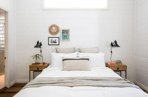 Bed, Photo of the whole room, Decorative detail, Bedroom