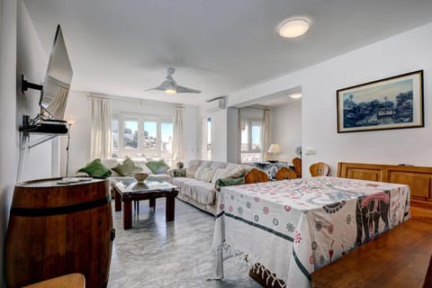 Communal lounge/ TV room, Bed, TV and multimedia, Living room, Photo of the whole room, Seating area, Dining area