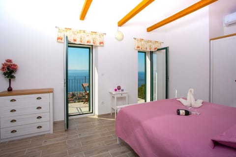 Bed, Balcony/Terrace, Photo of the whole room, Bedroom, Sea view