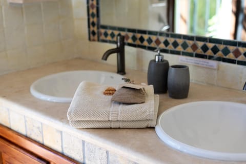 Bathroom, Decorative detail, towels