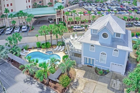 Property building, Day, Neighbourhood, Bird's eye view, Garden, Garden view, Pool view, Swimming pool, Location, Parking