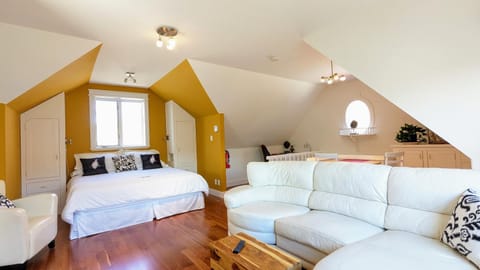 Bed, Living room, Photo of the whole room, Seating area, Bedroom