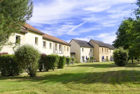 Résidence Odalys Le Hameau du Moulin Campground/ 
RV Resort in Montignac