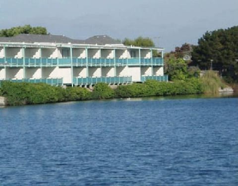 Facade/entrance, Lake view, Area and facilities