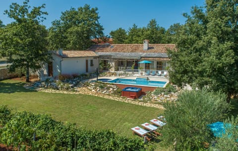 Property building, Garden, Swimming pool, Swimming pool