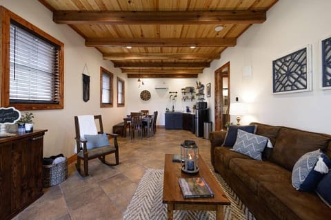 Little Dutch Cabin #1 - 12 min to Magnolia-Baylor Cabin in Rio Grande