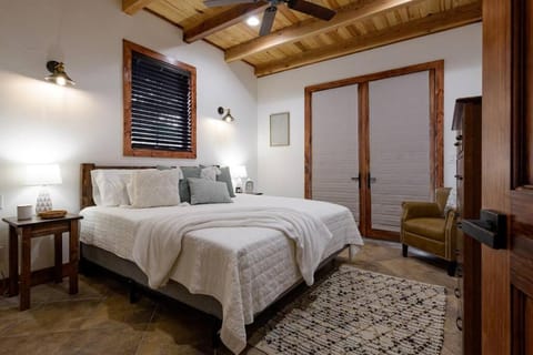 Little Dutch Cabin #2 -12 Min to Magnolia-Baylor Cabin in Rio Grande