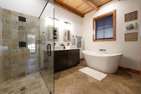 Little Dutch Cabin #2 -12 Min to Magnolia-Baylor Cabin in Rio Grande