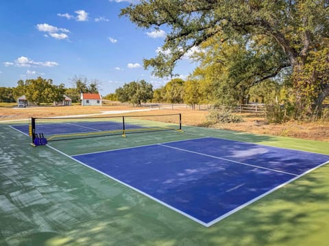 Little Dutch Cabin #2 -12 Min to Magnolia-Baylor Cabin in Rio Grande
