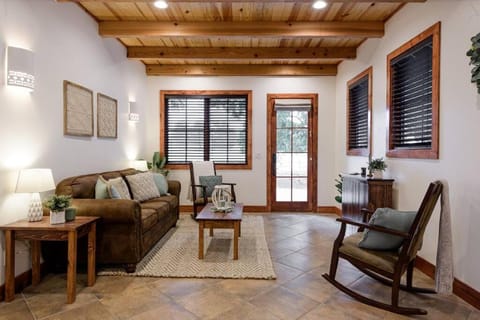 Little Dutch Cabin #2 -12 Min to Magnolia-Baylor Cabin in Rio Grande