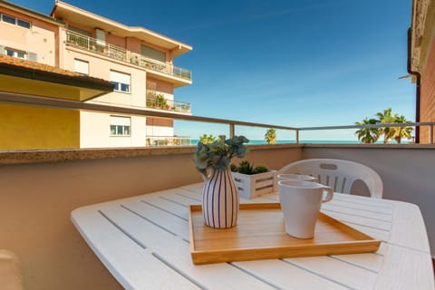 View (from property/room), Dining area, Sea view