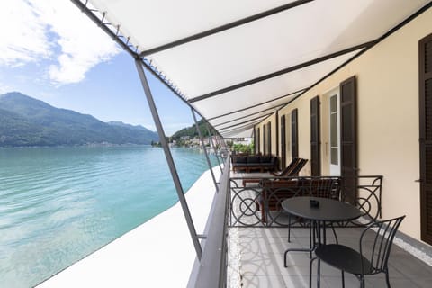 Property building, Balcony/Terrace, Lake view
