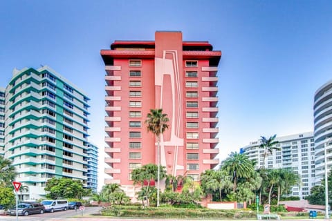 Beachfront condo with 2 pools and direct beach access House in Miami Beach