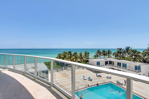 Oceanview Loft with Beach access, Bars and Free Parking! House in Miami Beach