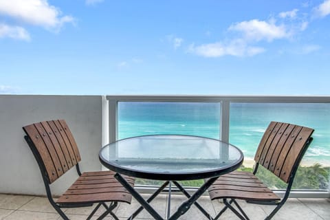 Oceanfront views, balcony & gym, bars, beach access and free parking! Casa in Miami Beach