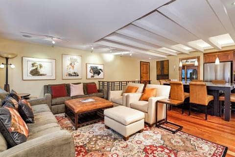 Fasching Haus Unit 9, Deluxe Condo w/ A/C in the living area, 2 Blocks to Downtown Aspen Casa in Aspen
