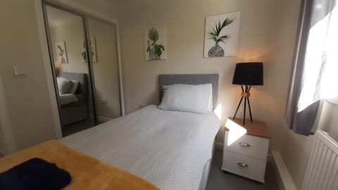 Bed, Photo of the whole room, Bedroom, internet, towels