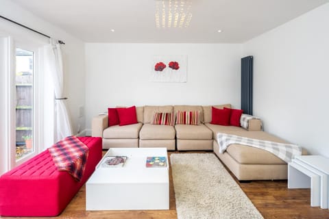 Stunning 2-bed flat w/ garden patio in West London Condo in London Borough of Ealing