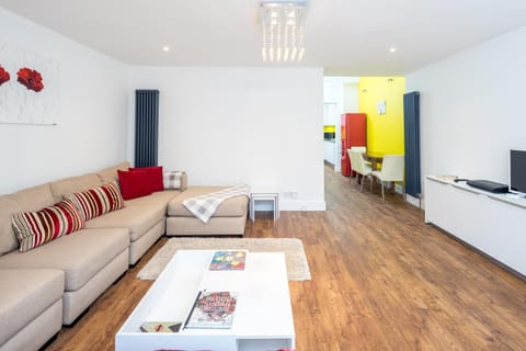 Stunning 2-bed flat w/ garden patio in West London Condo in London Borough of Ealing