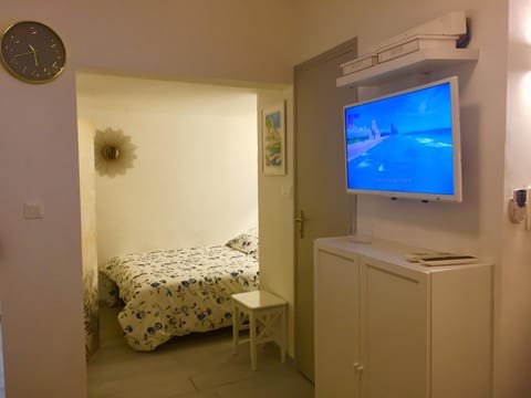 Bed, TV and multimedia, Bedroom