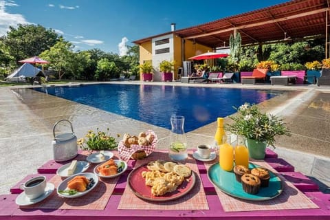 Swimming pool, Breakfast