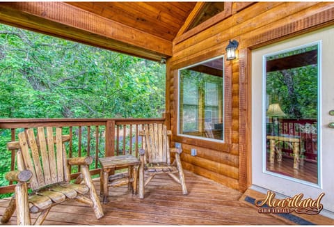 Above The Clouds Cabin House in Pittman Center